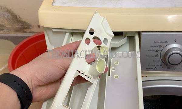 có cần vệ sinh ngắn chứa xà phòng máy giặt không