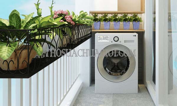 có nên đặt máy giặt ở ban công có mái che