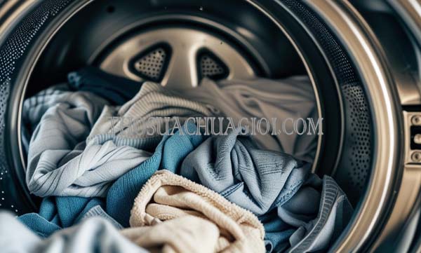 có nên để quần áo trong máy giặt sau khi giặt xong