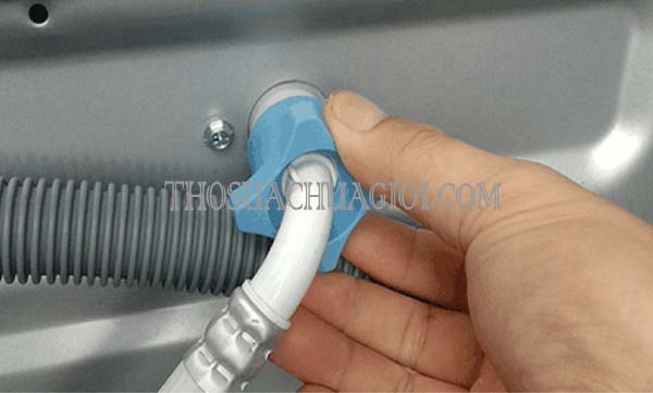 tìm hiểu bao lâu nên thay ống cấp nước máy giặt