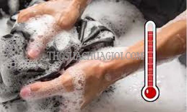 Có Nên Giặt Quần Áo Bằng Nước Nóng? Lợi Ích Và Lưu Ý