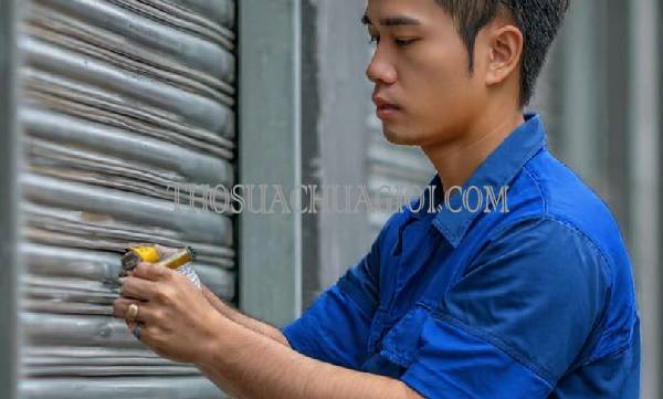 có nên tắt nguồn cửa cuốn khi đi vắng