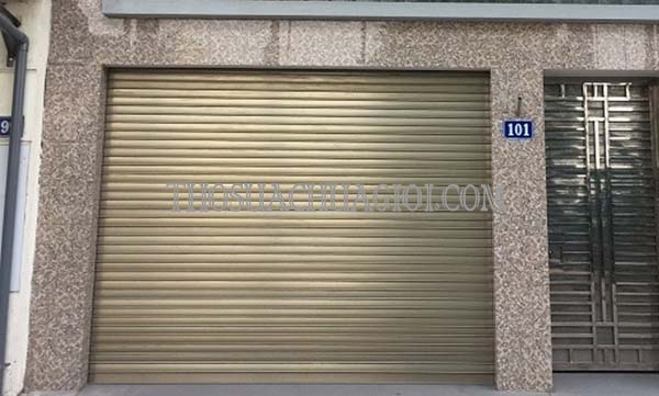 sử dụng cửa cuốn dùng pin hay dùng điện