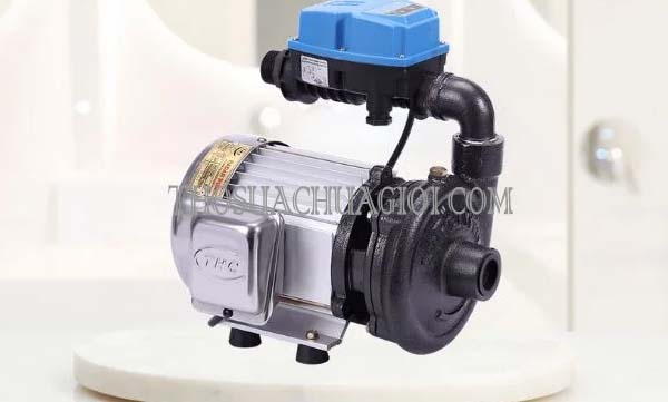 tìm hiểu có nên bậc máy bơm khi không có nước