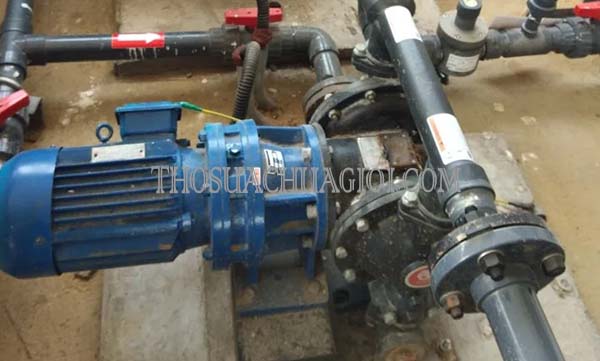 tìm hiểu máy bơm có cần mồi nước không