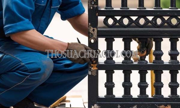 Thợ sửa cửa sắt phường Thạnh Xuân cũ giá rẻ 20 phút có mặt