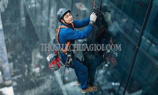 thợ vệ sinh kính tòa nhà phường an lợi đông
