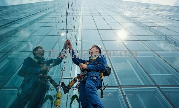 Thợ vệ sinh kính tòa nhà phường Bình An cũ giá rẻ 20 phút có mặt