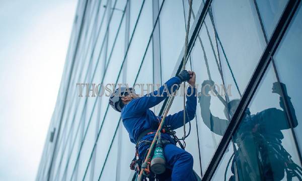 thợ vệ sinh kính tòa nhà phường bình thọ