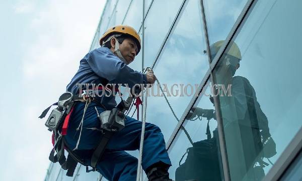 Thợ vệ sinh kính tòa nhà phường Hòa Thạnh cũ uy tín 15 phút đến nơi