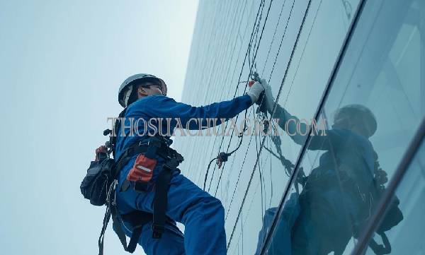 thợ vệ sinh kính tòa nhà phường linh đông uy tín
