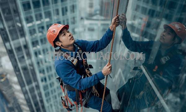 thợ vệ sinh kính tòa nhà phường linh đông