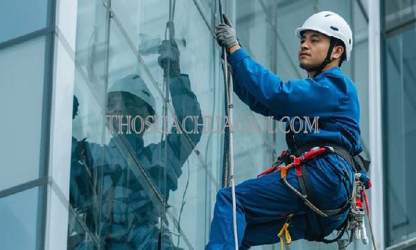 thợ vệ sinh kính tòa nhà phường long thạnh mỹ uy tín