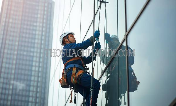 thợ vệ sinh kính tòa nhà phường phước bình