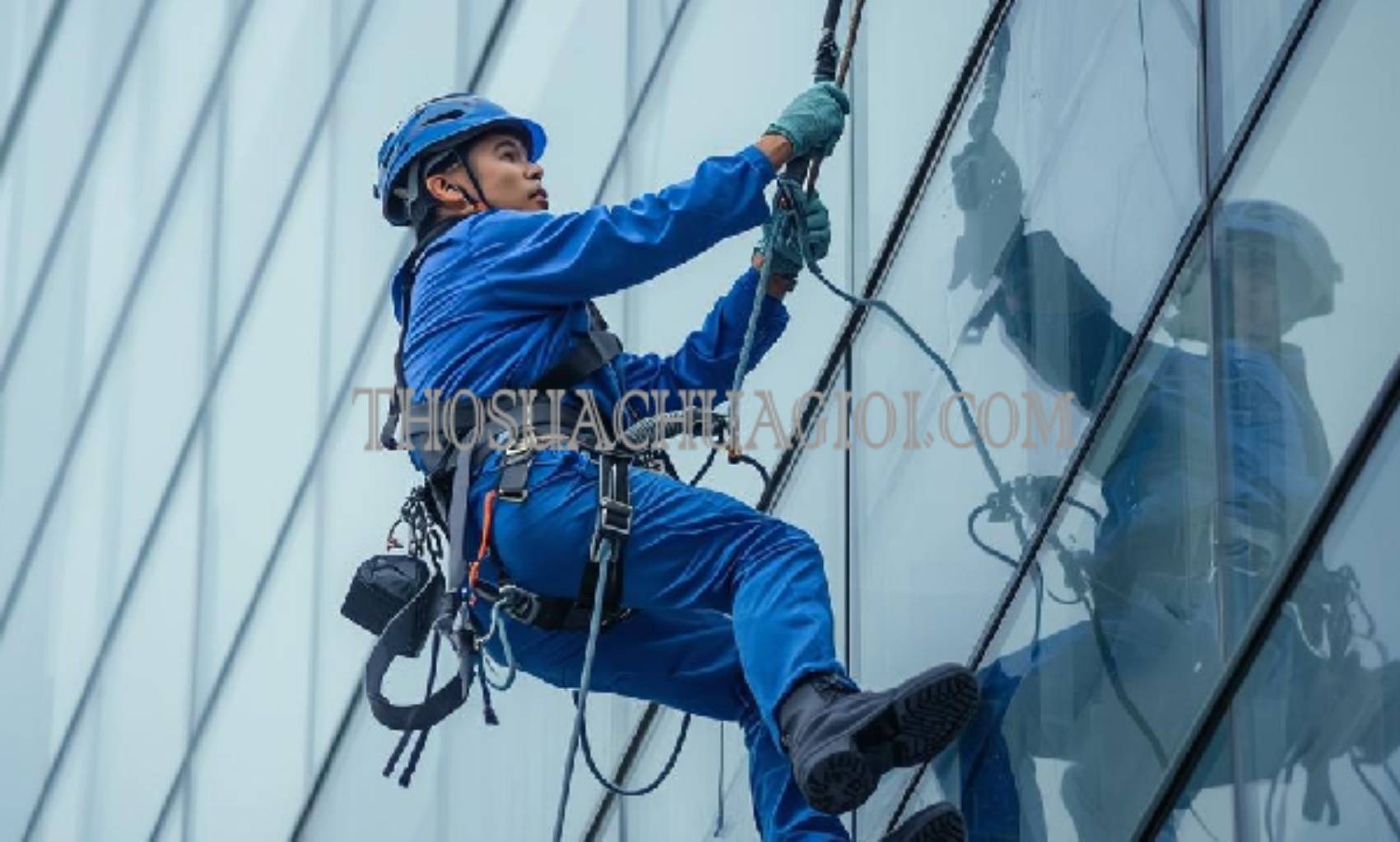 Thợ vệ sinh kính tòa nhà phường Tân Kiểng cũ giá rẻ 20 phút có mặt