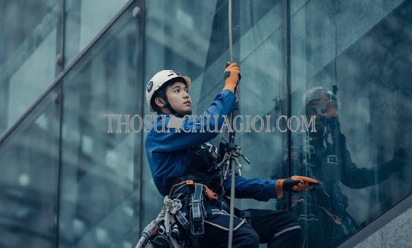 thợ vệ sinh kính tòa nhà phường tân thới hòa