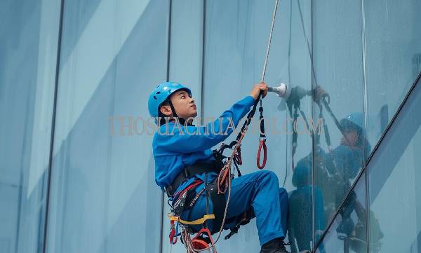 Thợ vệ sinh kính tòa nhà phường Thạnh Lộc cũ gọi 30 phút có mặt