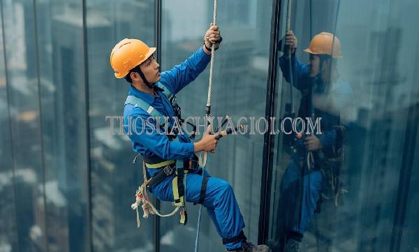 thợ vệ sinh kính tòa nhà phường thạnh lộc