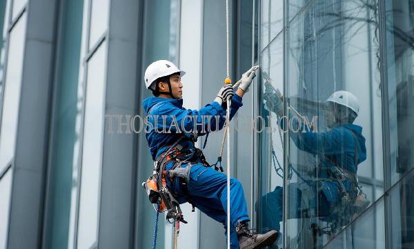 Thợ vệ sinh kính tòa nhà phường Thạnh Xuân cũ uy tín 15 phút đến nơi
