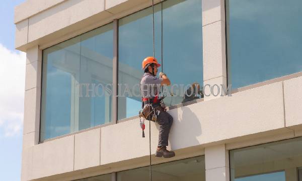 thợ vệ sinh kính tòa nhà xã an phú tây giá rẻ