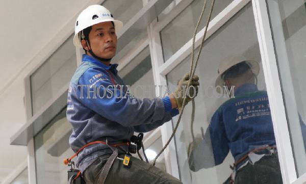 Thợ vệ sinh kính tòa nhà xã An Phú Tây cũ gọi 30 phút có mặt