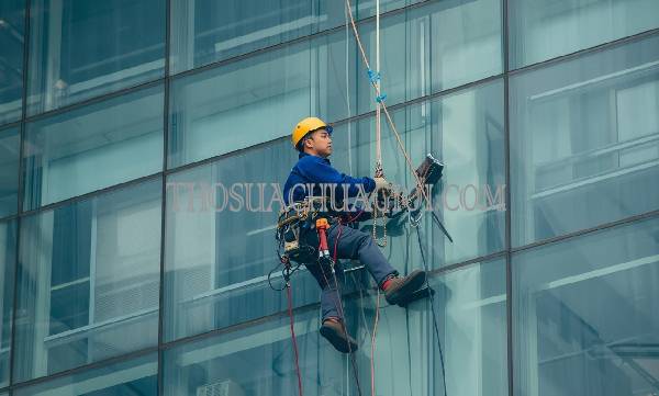 thợ vệ sinh kính tòa nhà xã đa phước