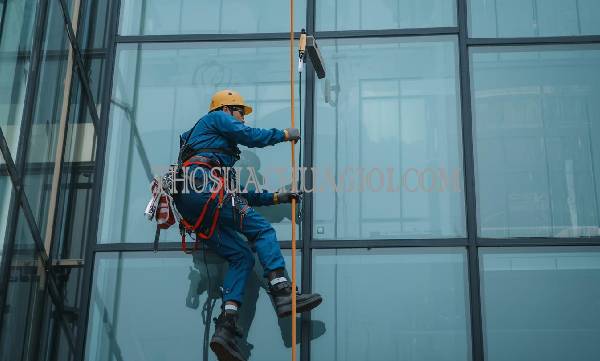 thợ vệ sinh kính tòa nhà xã hòa phú giá rẻ