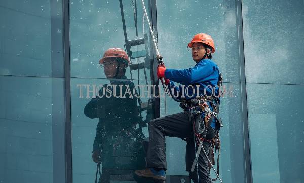 Thợ vệ sinh kính tòa nhà xã Lê Minh Xuân cũ liên hệ 10 phút có
