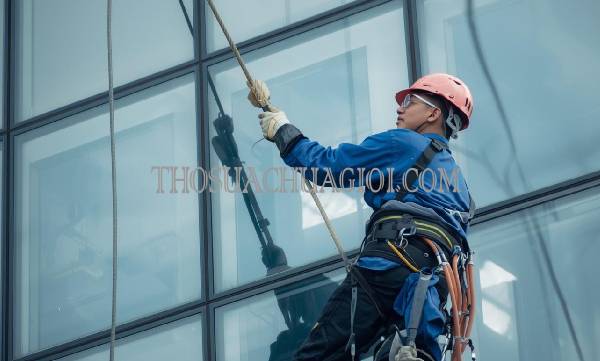 thợ vệ sinh kính tòa nhà xã lê minh xuân uy tín