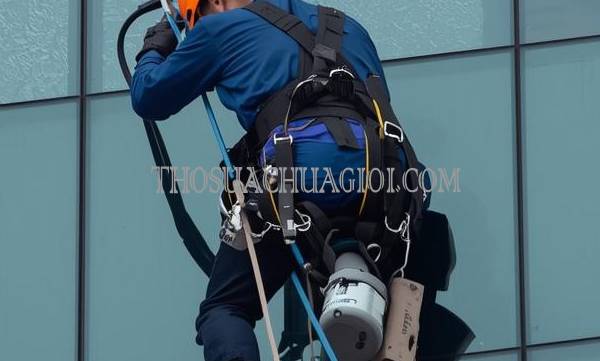 Thợ vệ sinh kính tòa nhà xã Long Thới cũ uy tín 15 phút đến nơi