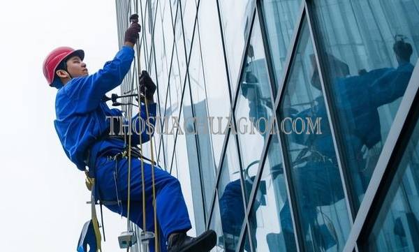 thợ vệ sinh kính tòa nhà xã nhị bình uy tín
