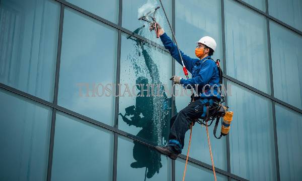 Thợ vệ sinh kính tòa nhà xã Nhơn Đức cũ gọi 30 phút có mặt
