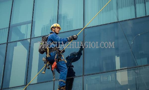 thợ vệ sinh kính tòa nhà xã phong phú uy tín