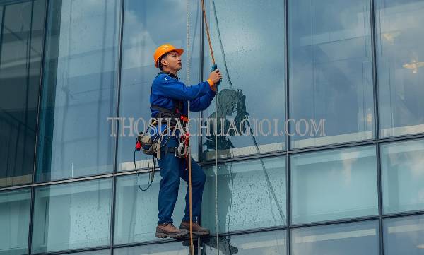 Thợ vệ sinh kính tòa nhà xã Phước Hiệp cũ liên hệ 10 phút có