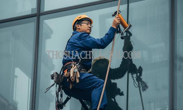 thợ vệ sinh kính tòa nhà xã qui đức uy tín