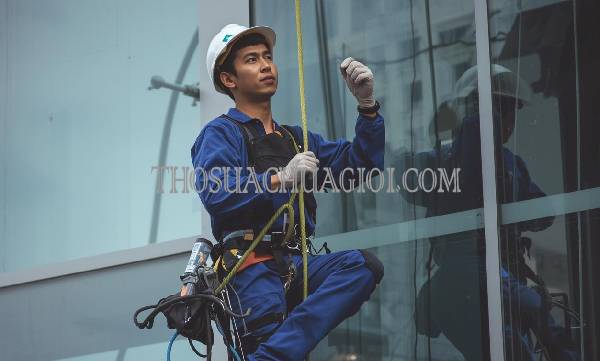 thợ vệ sinh kính tòa nhà xã tân kiên uy tín