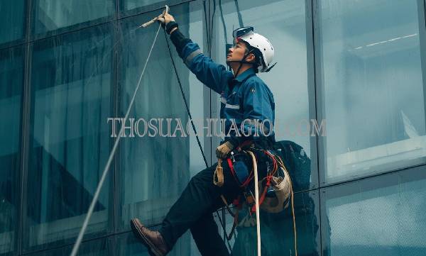 thợ vệ sinh kính tòa nhà xã tân phú trung uy tín