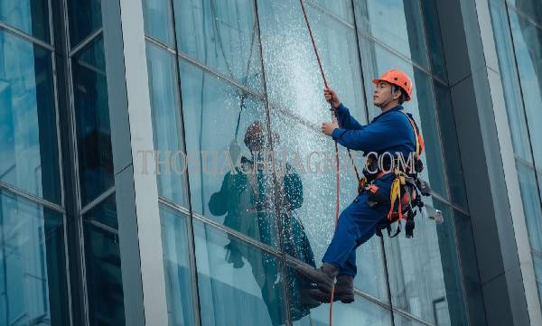 Thợ vệ sinh kính tòa nhà xã Tân Phú Trung cũ uy tín 15 phút đến nơi