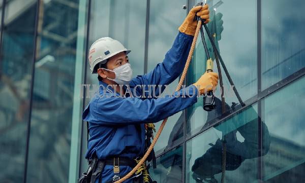 thợ vệ sinh kính tòa nhà xã tân quý tây giá rẻ