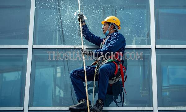 thợ vệ sinh kính tòa nhà xã tân quý tây uy tín