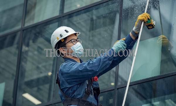 Thợ vệ sinh kính tòa nhà xã Tân Thạnh Đông cũ uy tín 15 phút đến nơi