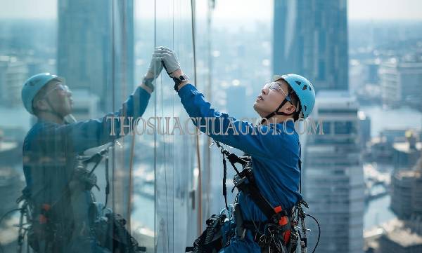 thợ vệ sinh kính tòa nhà xã thới tam thôn giá rẻ