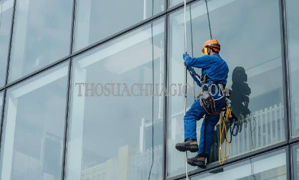 thợ vệ sinh kính tòa nhà xã trung an
