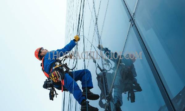 thợ vệ sinh kính tòa nhà xã xuân thới đông uy tín