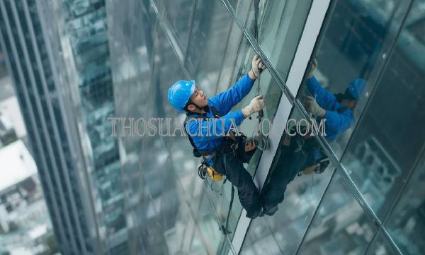 thợ vệ sinh kính tòa nhà xã xuân thới đông