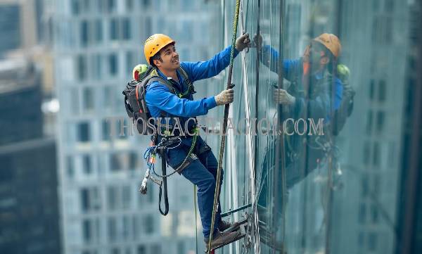 thợ vệ sinh kính tòa nhà xã tân thới nhì