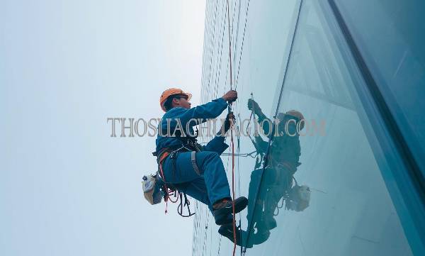 thợ vệ sinh kính tòa nhà phường linh chiểu